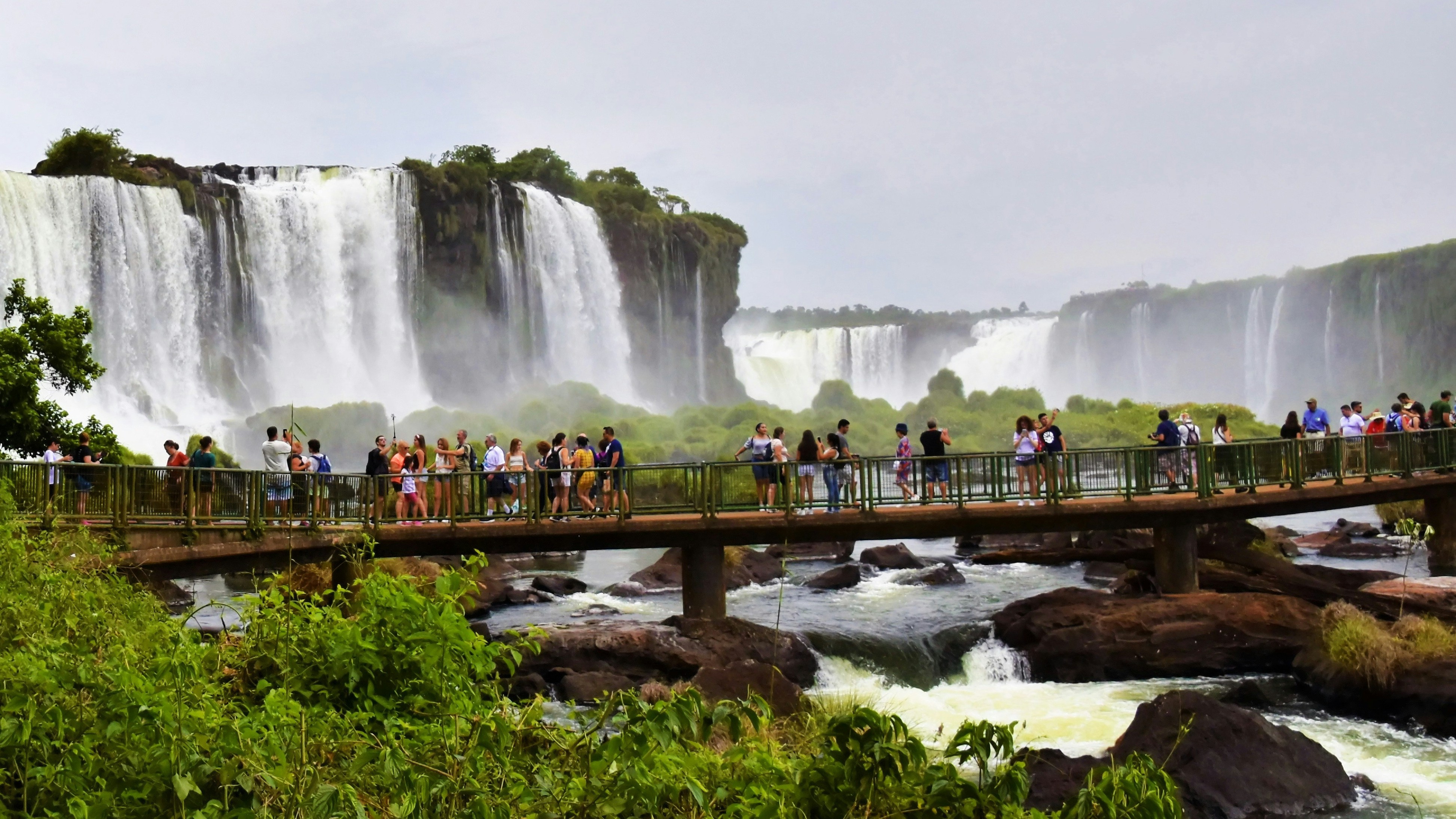 Pasarela sobre el río Iguazú frente a las Cataratas