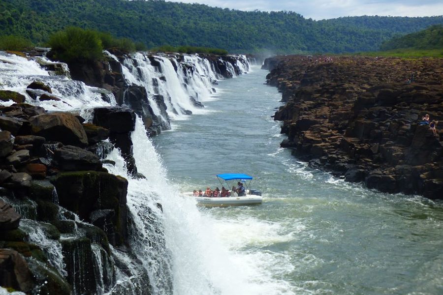 Lancha navegando frente a los Saltos del Moconá