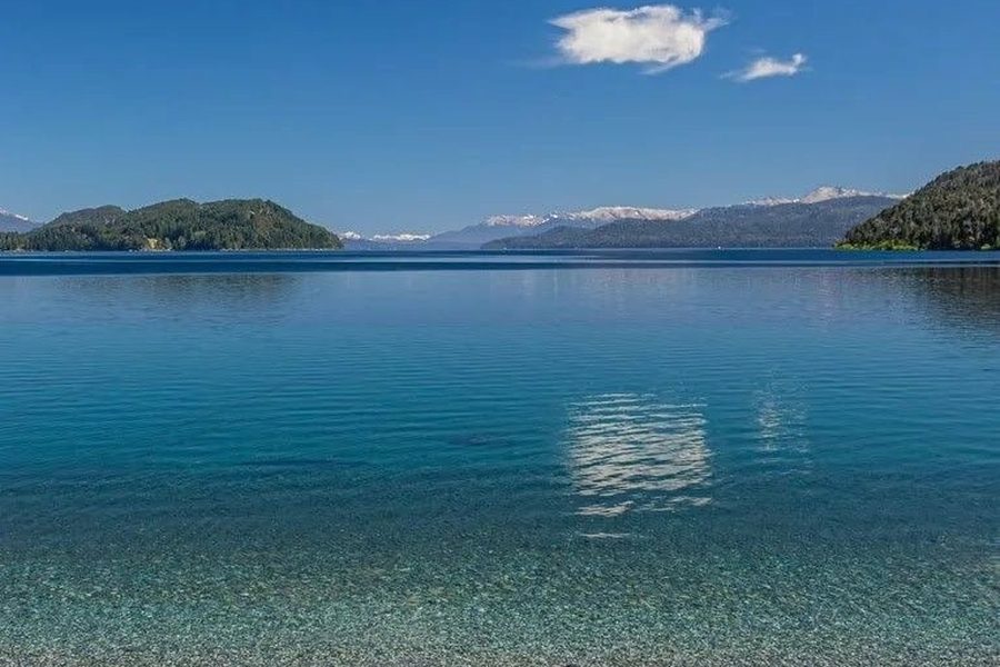 El lago Nahuel Huapi rodeado de montañas, en Bariloche