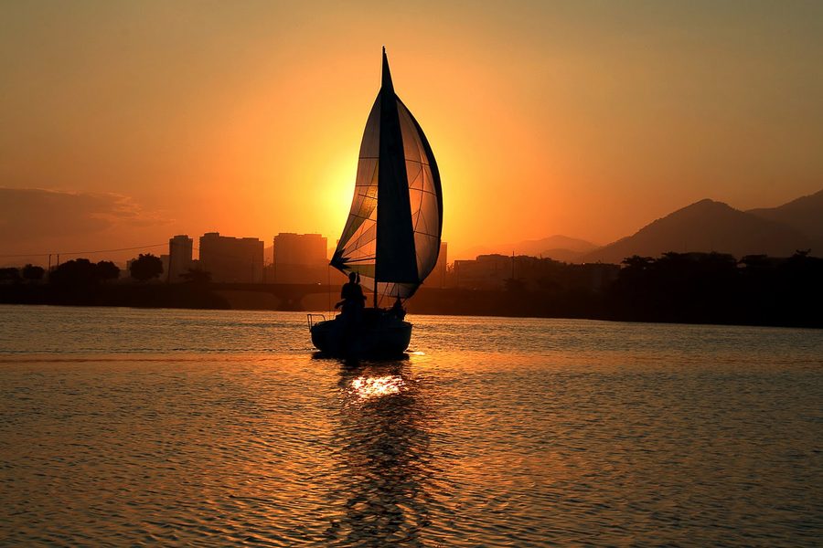 Velero al atardecer frente a la costa de Barra da Tijuca