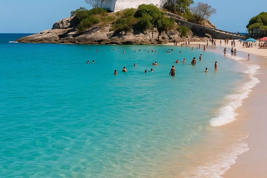Playa de arenas blancas y mar turquesa en Cabo Frío