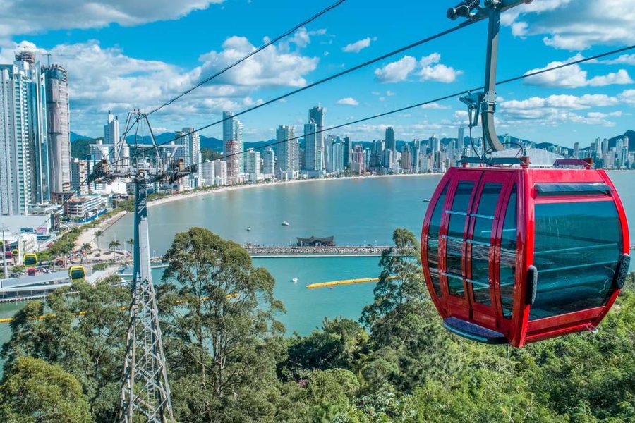 Teleférico del Parque Unipraias sobre la bahía de Balneário Camboriú