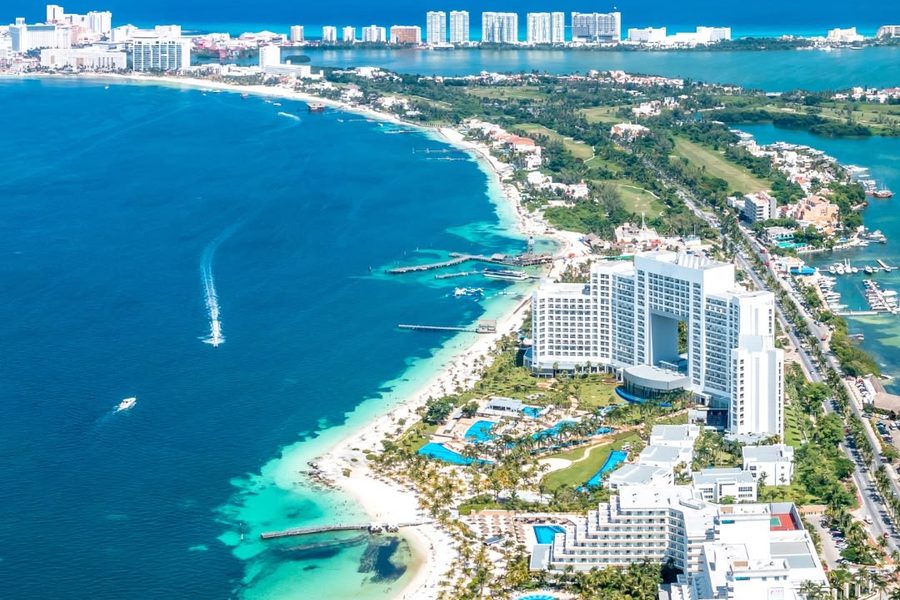 Vista aérea de la Zona Hotelera de Cancún, entre el mar y la laguna