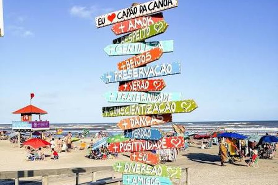 Cartel de colores en la playa de Capão da Canoa