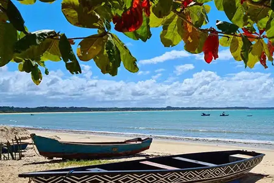 Canoa en la orilla de la playa de Coroa Vermelha