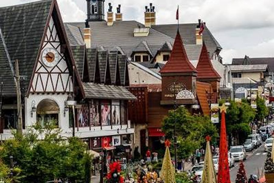 Arquitectura alpina en una calle de Gramado, Brasil