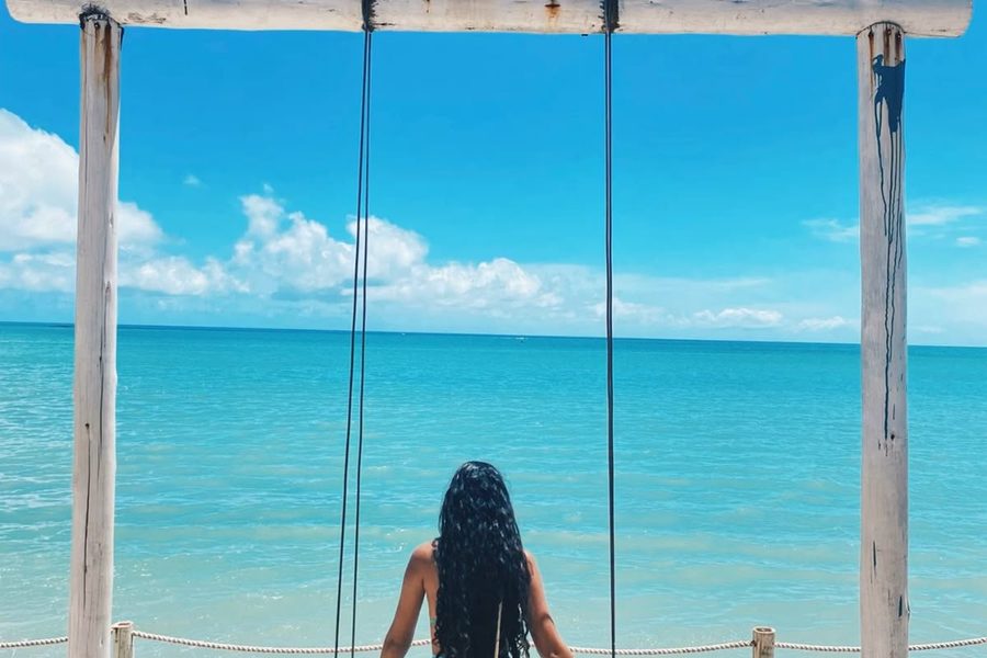 Piscinas naturales de Maceió con jangadas y aguas transparentes