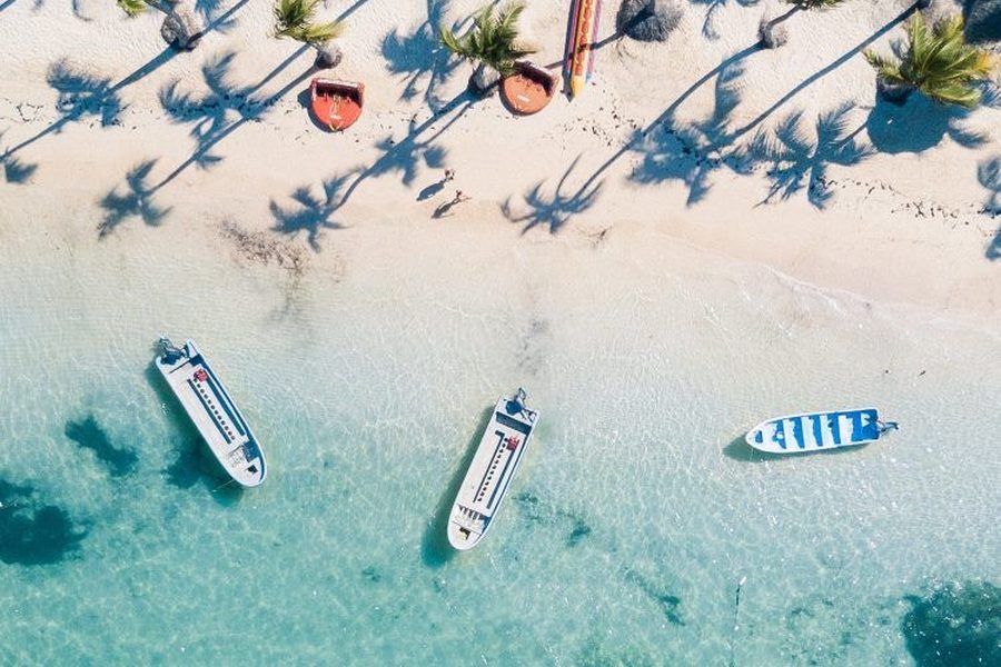 Vista aérea de las aguas turquesas y las embarcaciones de Punta Cana