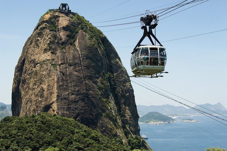 El Pan de Azúcar y su teleférico, en Río de Janeiro