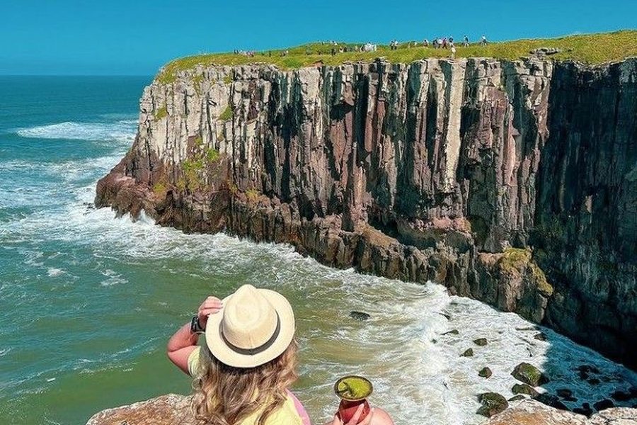 Acantilados de piedra sobre el mar en Torres, Brasil